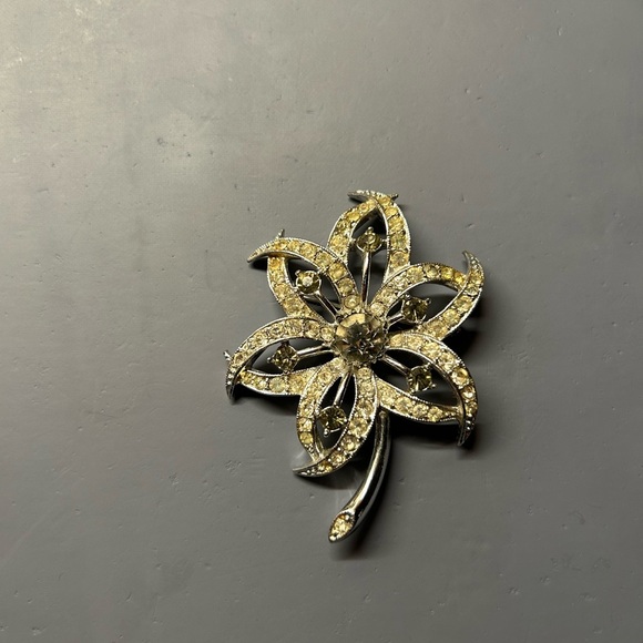 Vintage Sarah Coventry Elegant Gold Flower Brooch - Picture 1 of 2